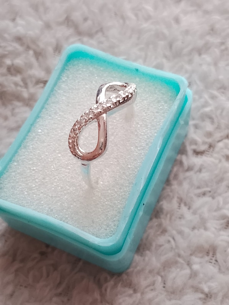 Anillo Estilo Infinito Piedras B No. 8 Plata